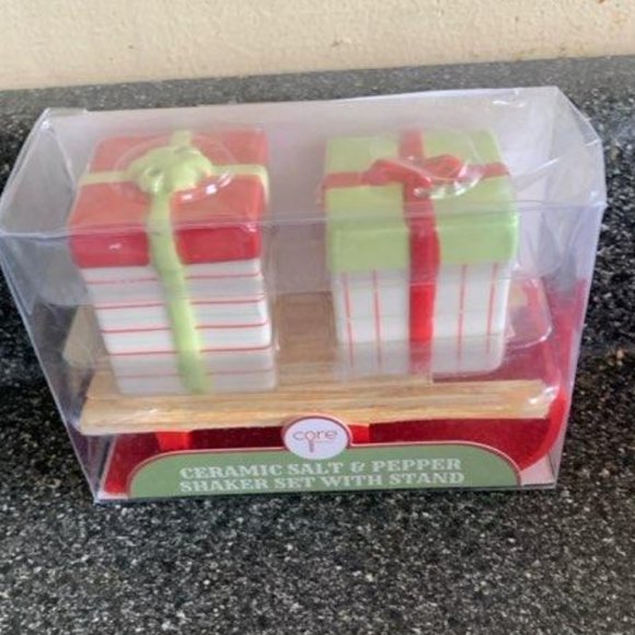 Core Kitchen Ceramic Present salt and pepper shakers on a sled - Picture 2 of 7